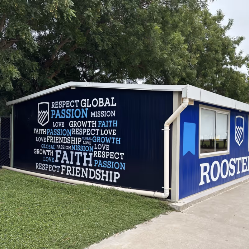 Vista por fuera de salones de preparatoria en instalaciones de Andes los Mochis